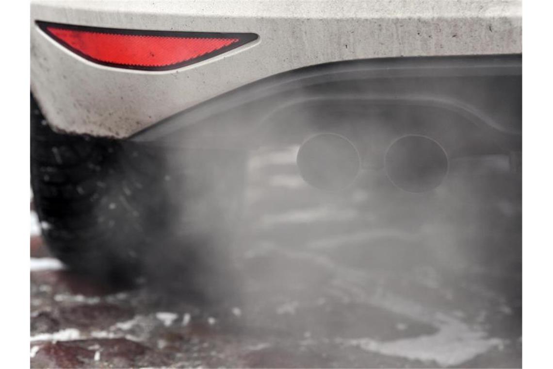 Urteile zu Fahrverboten in Kiel, Hamburg und Ludwigsburg Abgase kommen aus einem Auspuff eines Diesel-Autos. Foto: Patrick Pleul/zb/dpa/Symbolbild