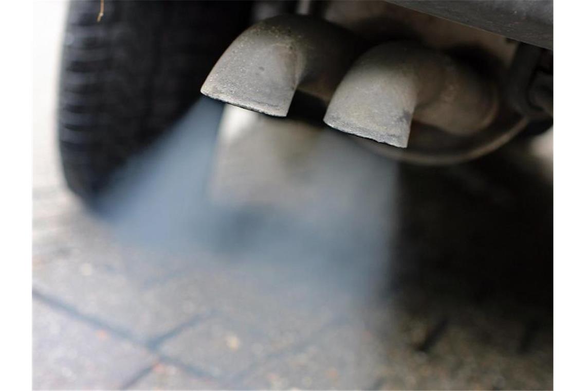 Abgase strömen aus dem Auspuff eines Fahrzeuges mit Dieselmotor. Foto: Jan Woitas/zb/dpa/Symbolbild