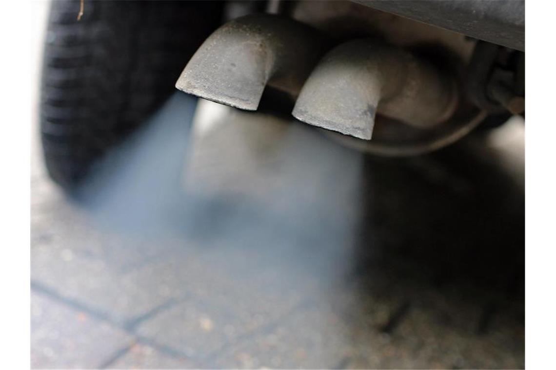 Abgase strömen aus dem Auspuff eines Fahrzeuges mit Dieselmotor. Foto: Jan Woitas/zb/dpa