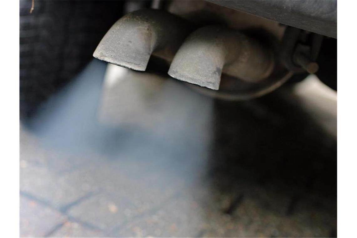 Feinstaubalarm in Stuttgart ausgerufen Abgase strömen aus dem Auspuff eines Fahrzeuges mit Dieselmotor. Foto: Jan Woitas/zb/dpa