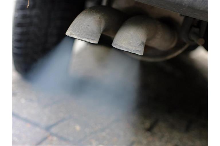 Abgase strömen aus dem Auspuff eines Fahrzeuges mit Dieselmotor. Foto: Jan Woitas/zb/dpa/Archivbild