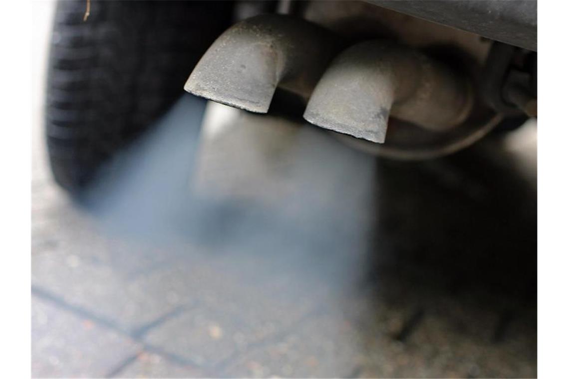 Abgase strömen aus dem Auspuff eines Fahrzeuges mit Dieselmotor. Foto: Jan Woitas/zb/dpa/Symbolbild