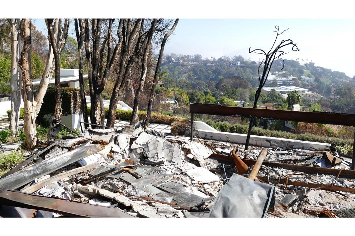 100 Tage nach dem Inferno - ein langer Weg für Los Angeles Abgebrannte Häuserruinen schließen sich an das Grundstück der Villa Aurora an.