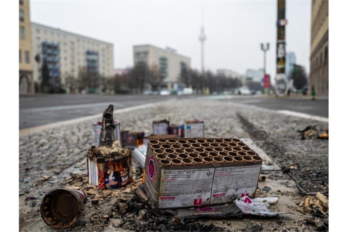 Deutschland startet recht ruhig ins Jahr 2021 Abgebranntes Feuerwerk liegt auf einer Straße in Berlin - im Hintergrund der Fernsehturm am Alexanderplatz. Foto: Christophe Gateau/dpa