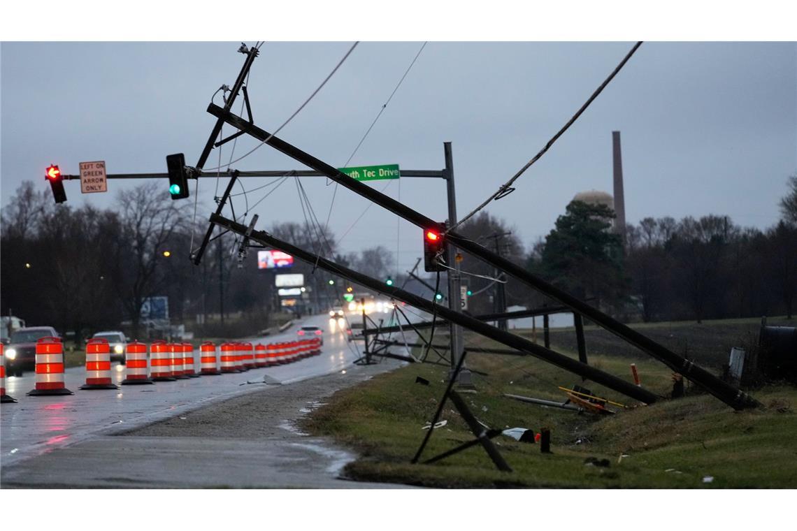 Abgeknickt: Nach einem starken Sturm in Illinois in den USA sind Strommasten beschädigt.