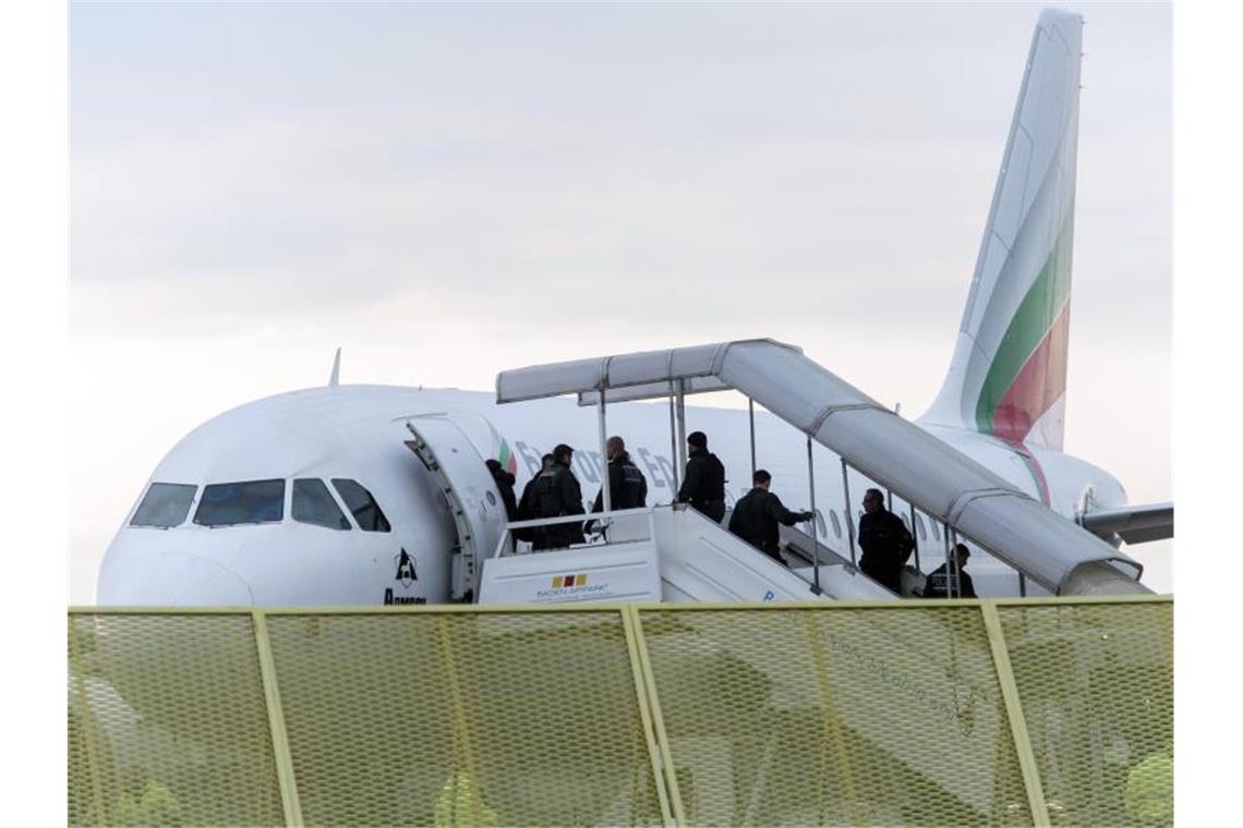 Abgelehnte Asylbewerber steigen im Rahmen einer Sammelabschiebung in ein Flugzeug. Foto: Daniel Maurer/dpa