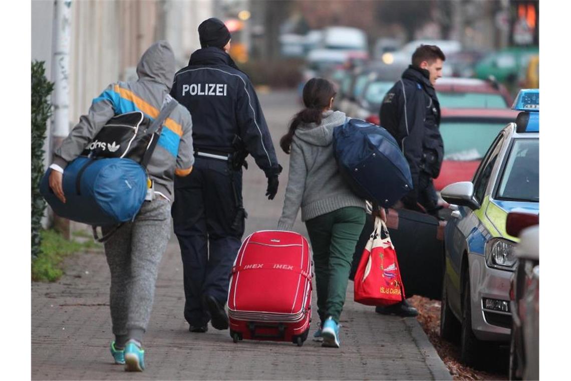 2021 etwas mehr Abschiebungen als im ersten Corona-Jahr Abgelehnte Asylbewerber werden zum Transport zum Flughafen abgeholt. Foto: Sebastian Willnow/dpa-Zentralbild/dpa