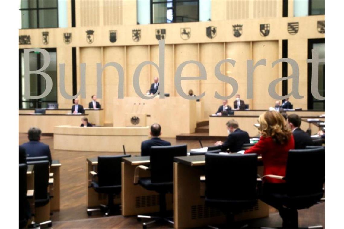 Bundesrat: Mehr Kindergeld und Erhöhung von Hartz IV Abgeordnete der Länder nehmen an der Bundesratssitzung teil. Foto: Wolfgang Kumm/dpa