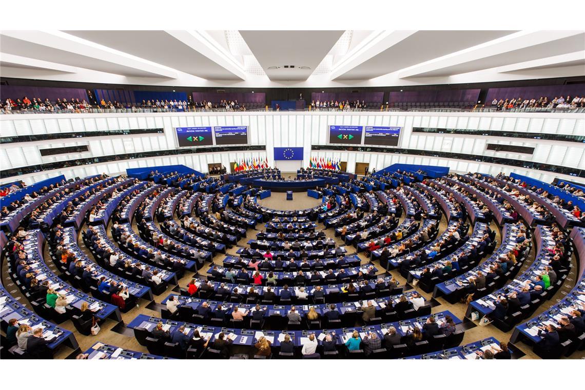 Abgeordnete des Europäischen Parlaments sitzen im Plenarsaal des Europäischen Parlaments und stimmen ab.