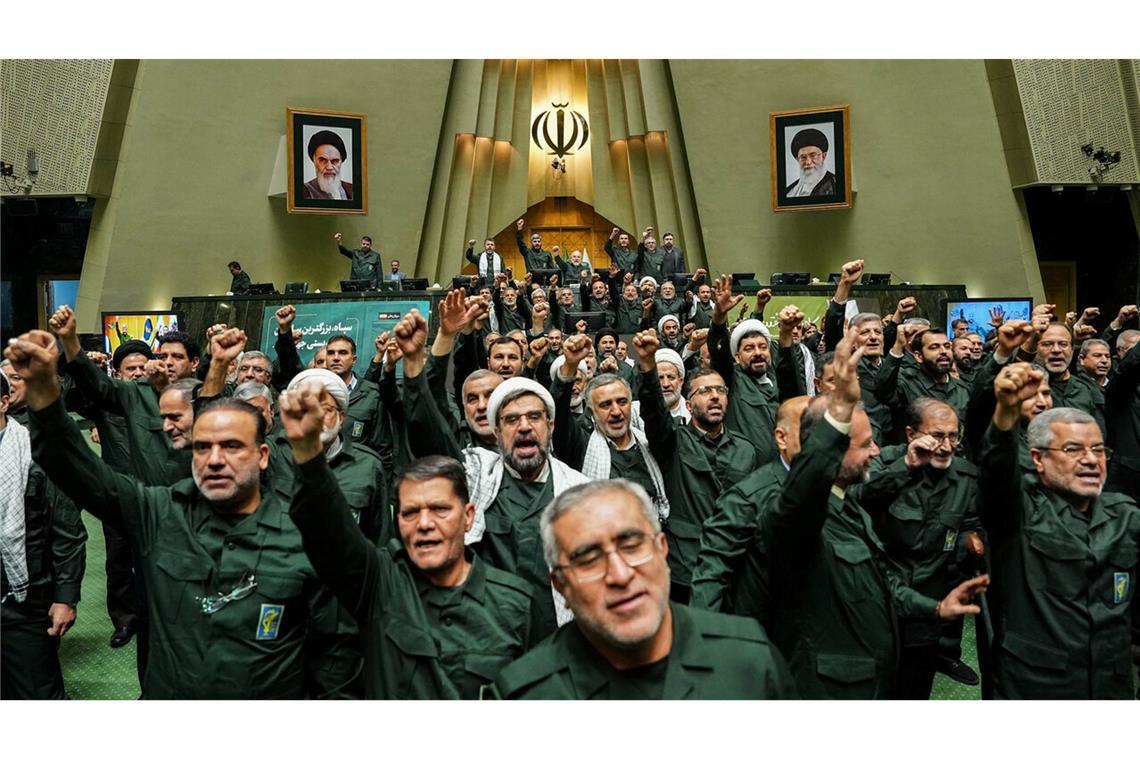 Abgeordnete des iranischen Parlaments solidarisieren sich mit den Revolutionsgarden.