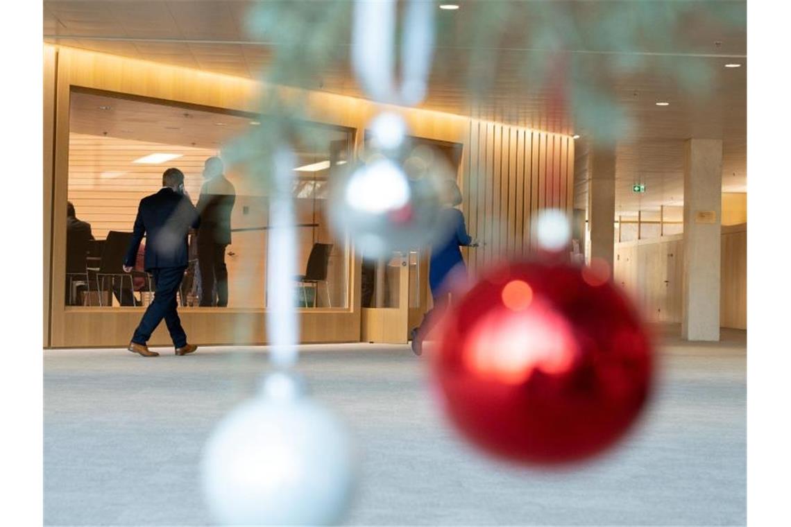 Raumfahrer, Trainer und Sportler wählen Bundespräsidenten Abgeordnete des Landtags von Baden-Württemberg gehen während der letzten Plenarsitzung vor Weihnachten an einem mit Christbaumkugeln geschmückten Weihnachtsbaum vorbei. Foto: Bernd Weißbrod/dpa