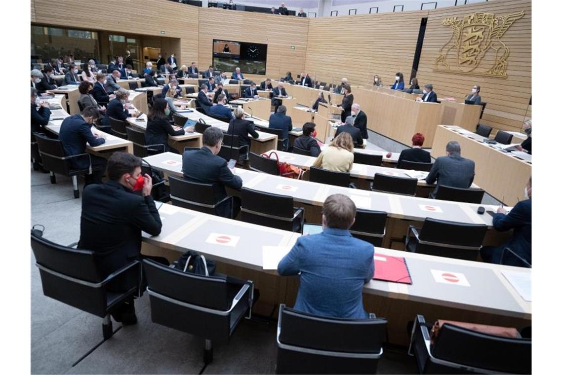 AfD-Mann attackiert Steinmeier als „Spalter und Hetzer“ Abgeordnete des Landtags von Baden-Württemberg sitzen bei einer Plenardebatte im Landtag. Foto: Bernd Weißbrod/dpa