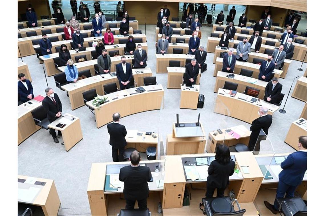 Schweigeminute für gestorbenen Grünen-Politiker Sckerl Abgeordnete des Landtags von Baden-Württemberg stehen bei einer Schweigeminute für den verstorbenen Landtagsabgeordneten Hans-Ulrich Sckerl (Bündnis 90/Die Grünen). Foto: Bernd Weißbrod/dpa