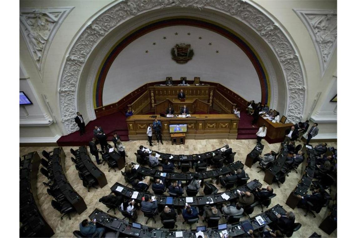 Venezuelas Präsident Maduro stellt den USA ein Ultimatum Abgeordnete diskutieren in einer Sitzung der Nationalversammlung über Maßnahmen gegen Maduro. Foto: Fernando Llano/AP