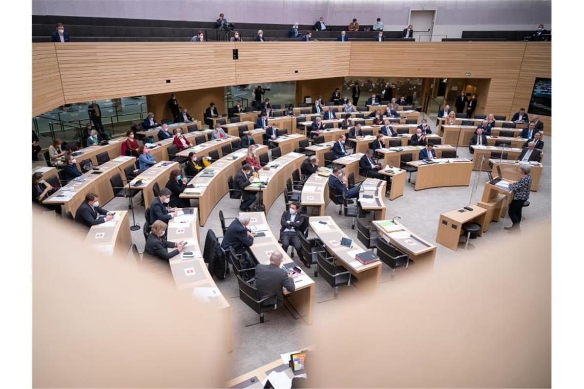 Abgeordnete nehmen an der Sitzung des Landtages von Baden-Württemberg teil. Foto: Sebastian Gollnow/dpa