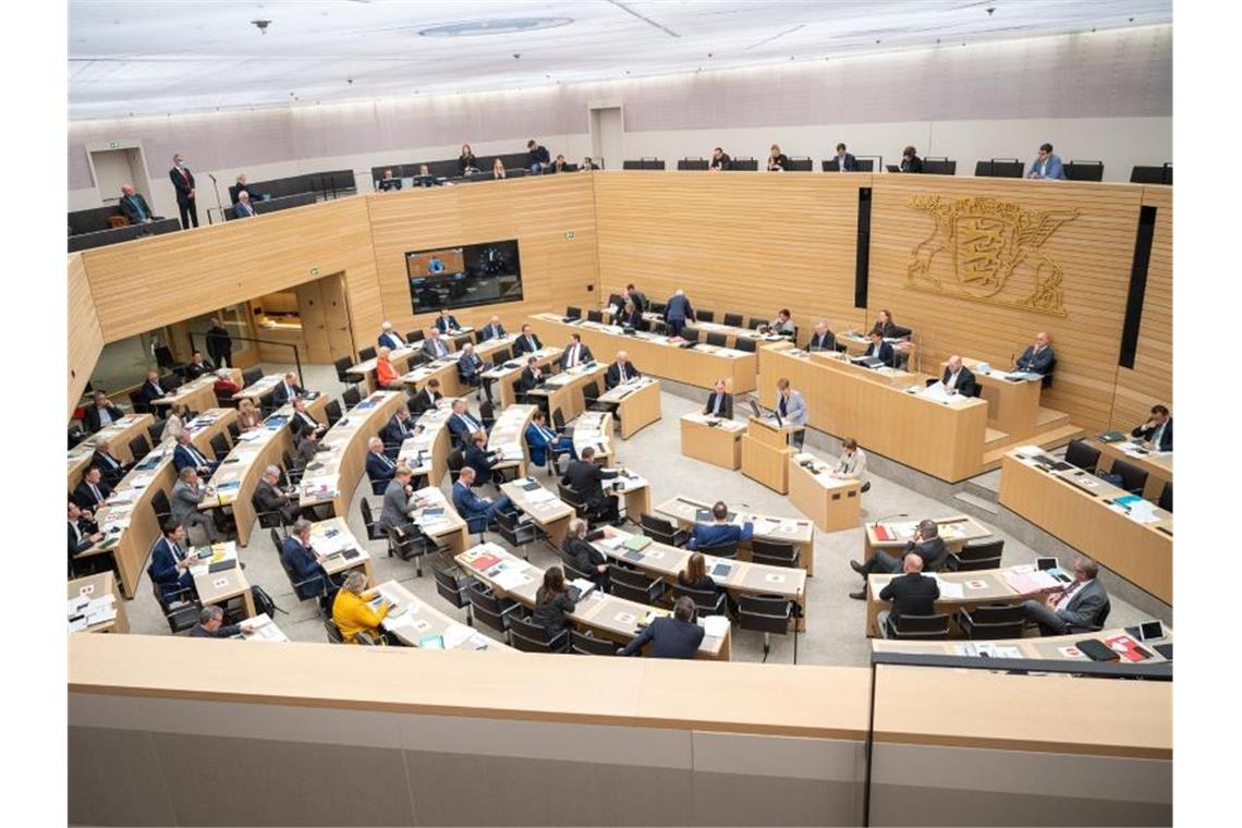 Landtag soll zu Corona-Sondersitzung zusammenkommen Abgeordnete nehmen an einer Landtagssitzung teil. Foto: Sebastian Gollnow/dpa/Archivbild