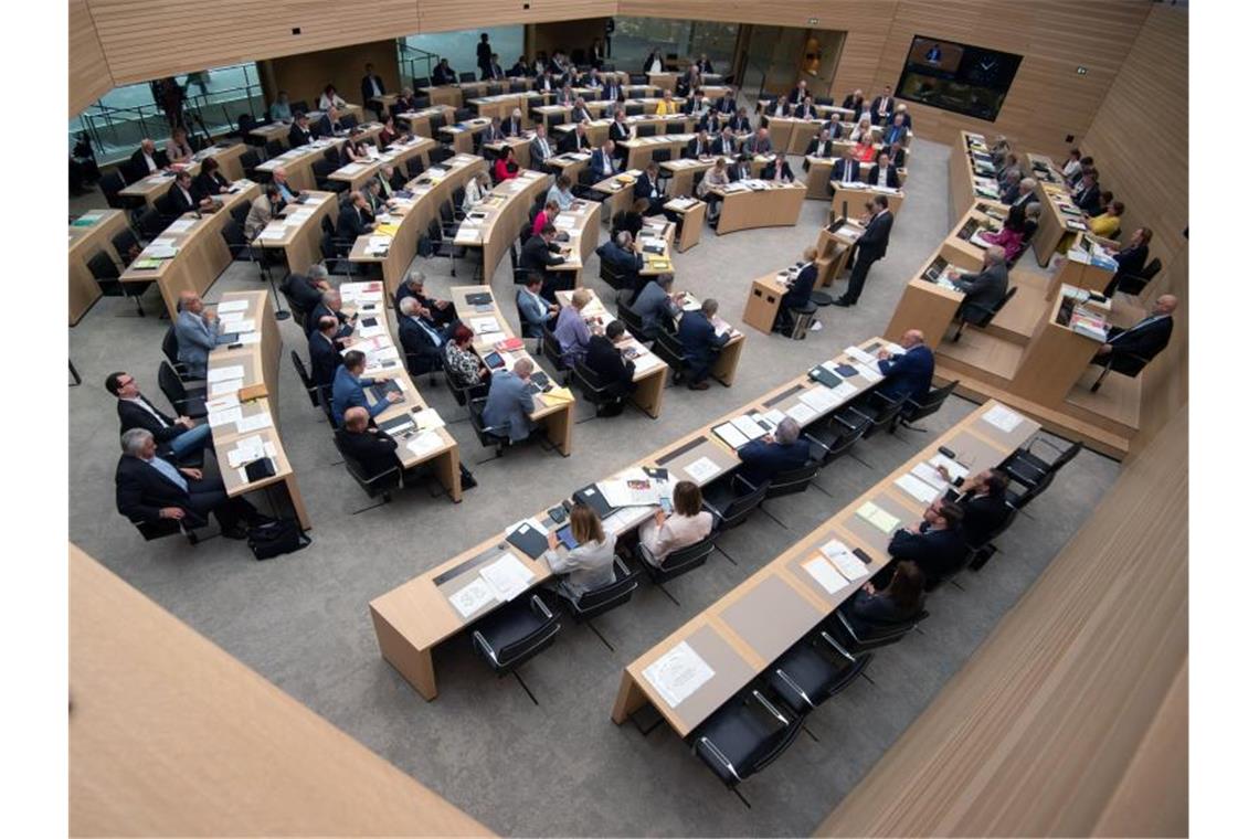 Landtag ändert Geschäftsordnung zu Alterspräsidenten Abgeordnete nehmen an einer Plenarsitzung im Plenarsaal des Landtags von Baden-Württemberg teil. Foto: Marijan Murat