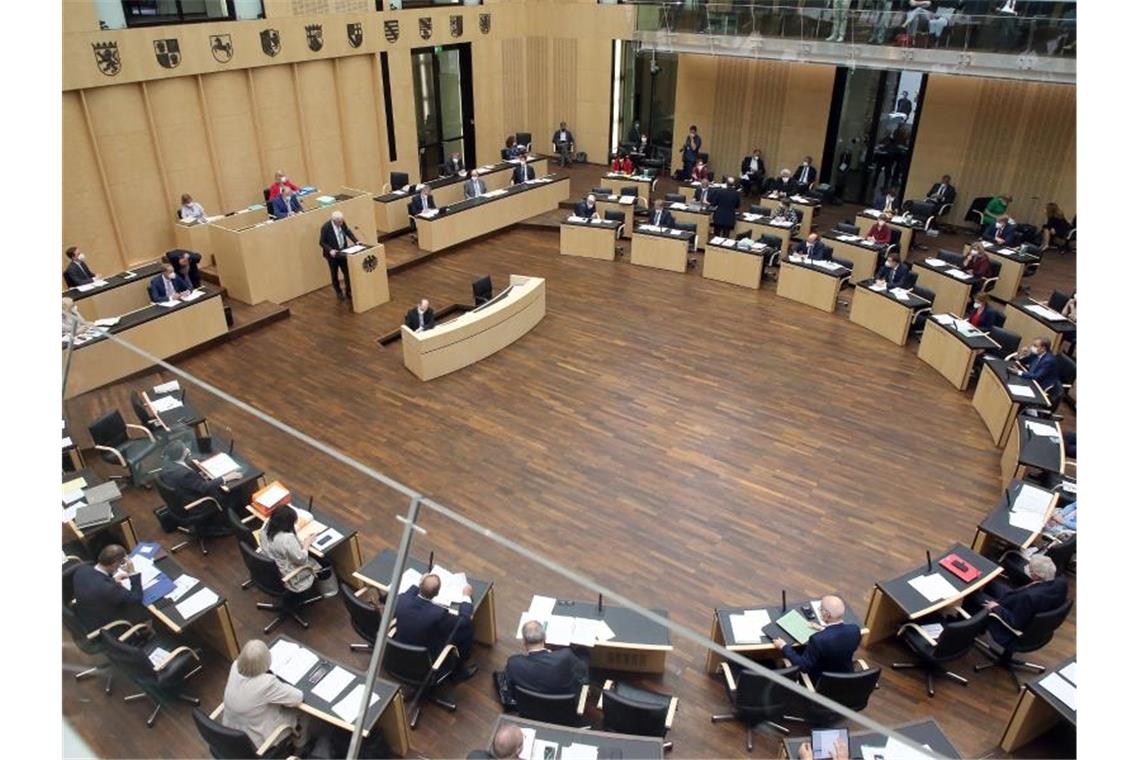 Bundesrat stoppt Gesetze der großen Koalition Abgeordnete nehmen im Bundesrat an der letzten Sitzung vor der Sommerpause teil. Foto: Wolfgang Kumm/dpa