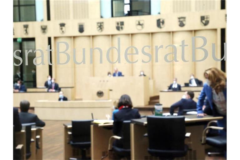 Abgeordnete nehmen im Bundesrat an der Sitzung der Länderkammer teil. Foto: Wolfgang Kumm/dpa