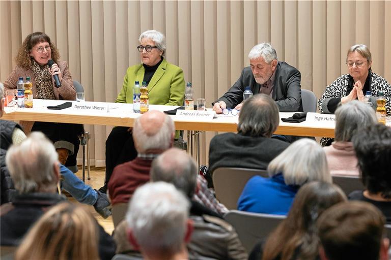 Abgeordnete Simone Kirschbaum spricht mit Dorothee Winter, Andreas Kenner und Inge Hafner übers Alter (von links). Foto: Alexander Becher