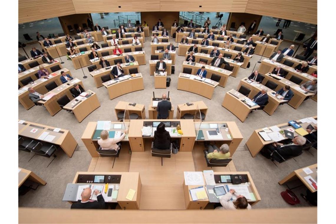 Abgeordnete sitzen bei einer Plenarsitzung im Landtag von Baden-Württemberg. Foto: Marijan Murat/dpa