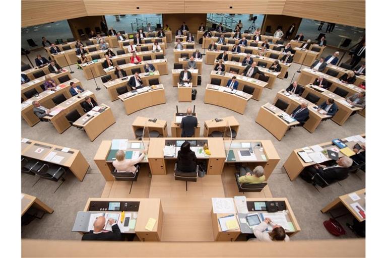 Abgeordnete sitzen bei einer Plenarsitzung im Landtag von Baden-Württemberg. Foto: Marijan Murat/dpa