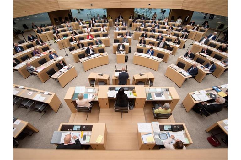 Abgeordnete sitzen bei einer Plenarsitzung im Landtag von Baden-Württemberg mit Abstand zueinander. Foto: Marijan Murat/dpa/Archivbild