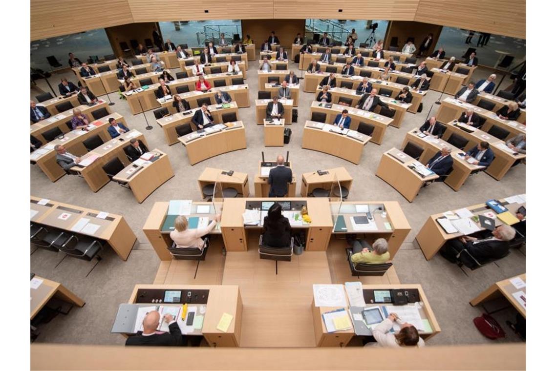 Abgeordnete sitzen bei einer Plenarsitzung im Landtag von Baden-Württemberg. Foto: Marijan Murat/dpa/Archivbild