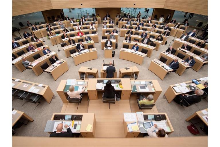 Abgeordnete sitzen bei einer Plenarsitzung im Landtag von Baden-Württemberg. Foto: Marijan Murat/dpa/Archivbild