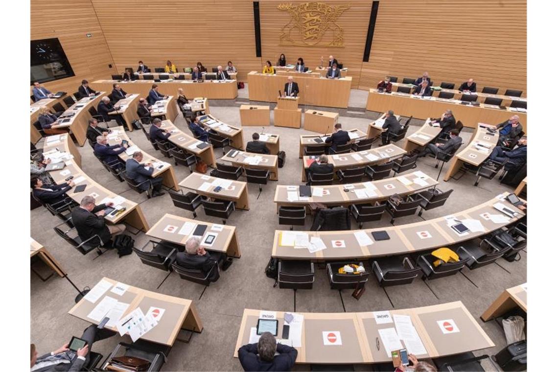 Landtag kommt erneut zur Corona-Sondersitzung zusammen Abgeordnete sitzen bei einer Sitzung des Landtags im Plenarsaal. Foto: Christoph Schmidt/dpa/Archivbild