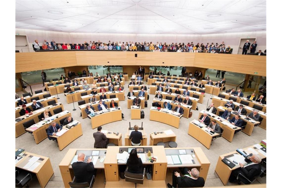 Neue Altersvorsorge für Abgeordnete ist besiegelt Abgeordnete sitzen im baden-württembergischen Landtag auf ihren Plätzen. Foto: Tom Weller/dpa/Archivbild