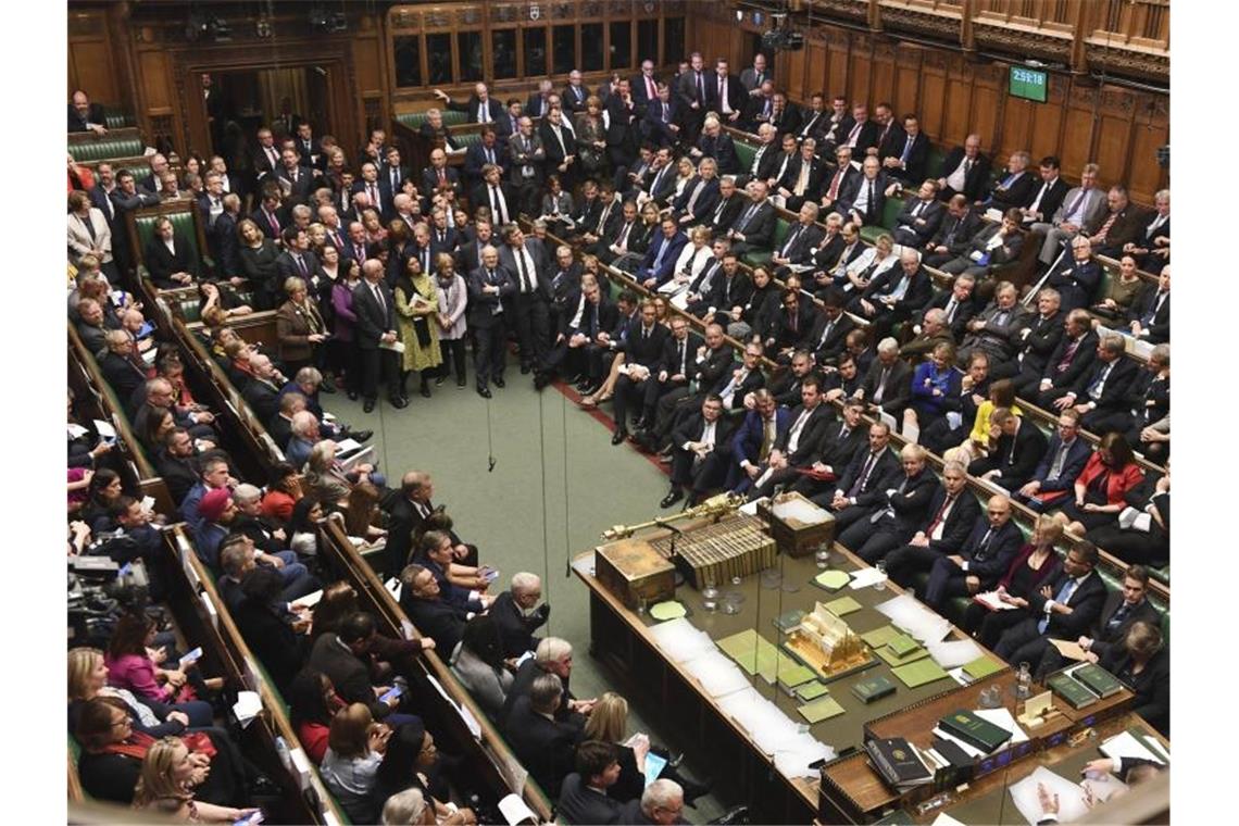 Abgeordnete sitzen im britischen Unterhaus und debattieren über den Brexit. Foto: Jessica Taylor/AP/dpa