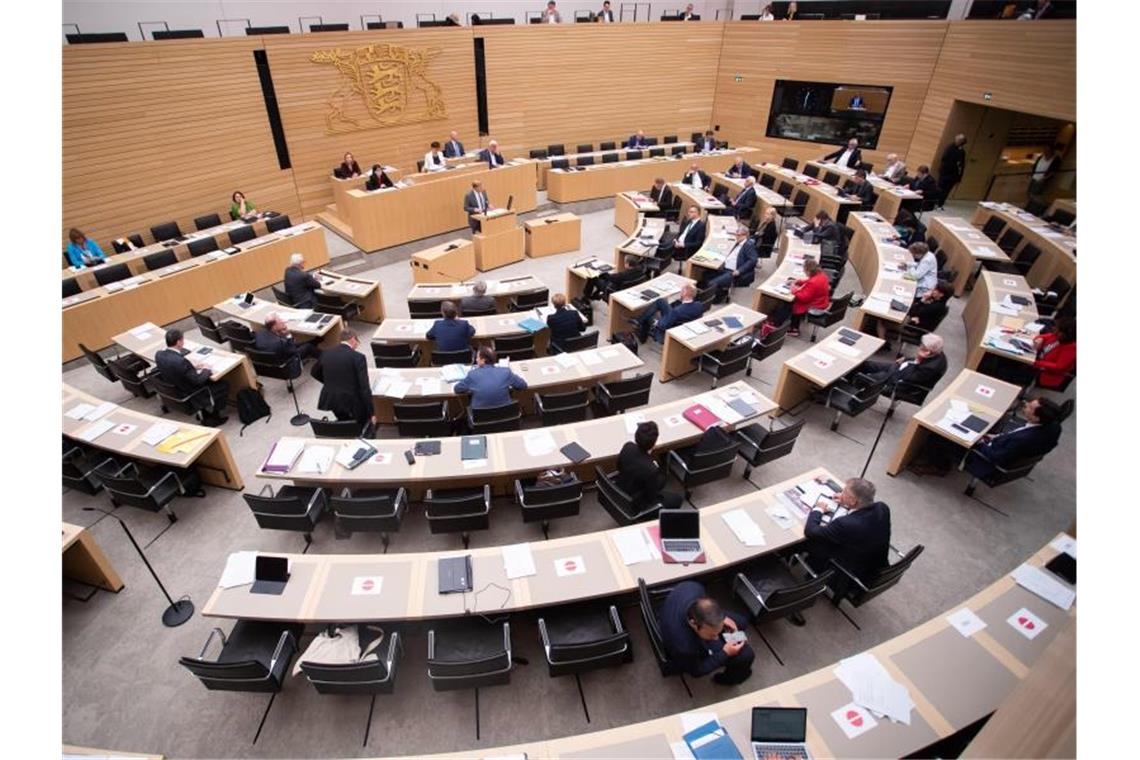 Koalition macht Weg frei für Nachtragshaushalt Abgeordnete sitzen im Landtag auf ihren Plätzen. Foto: Tom Weller/dpa/Archivbild