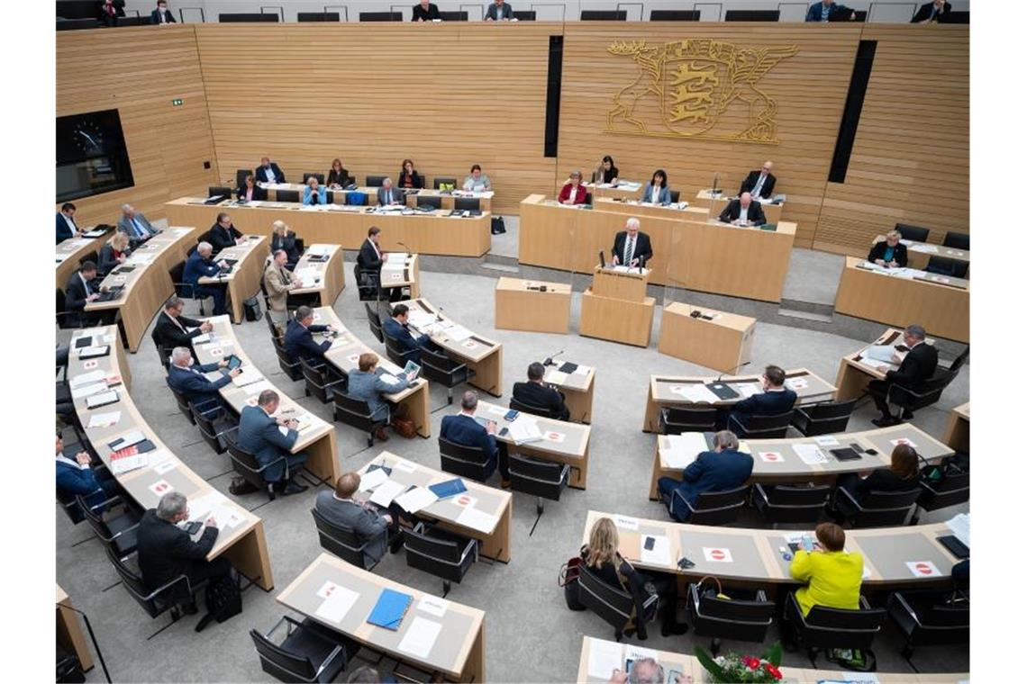 Abgeordnete sitzen im Landtag von Baden-Württemberg. Foto: Sebastian Gollnow/dpa