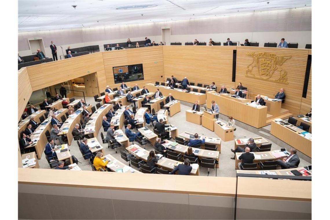 Plakat-Protest im Plenum: AfD demonstriert gegen Lockdown Abgeordnete sitzen im Landtag von Baden-Württemberg. Foto: Sebastian Gollnow/dpa