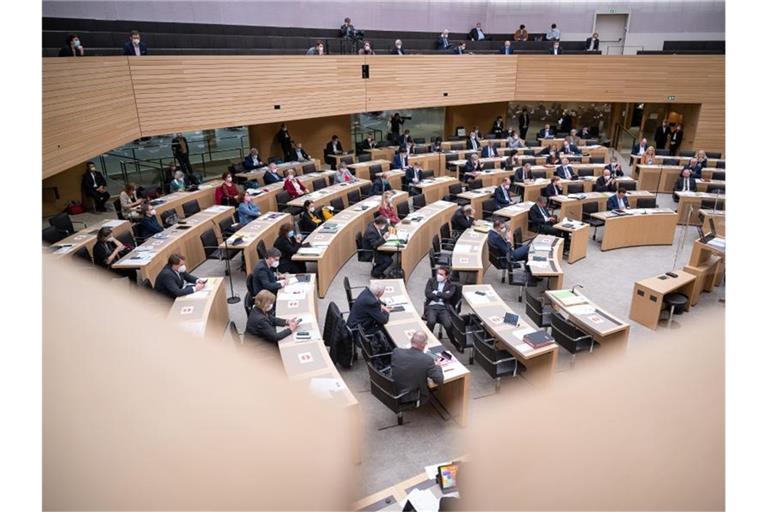Abgeordnete sitzen im Landtag von Baden-Württemberg. Foto: Sebastian Gollnow/dpa