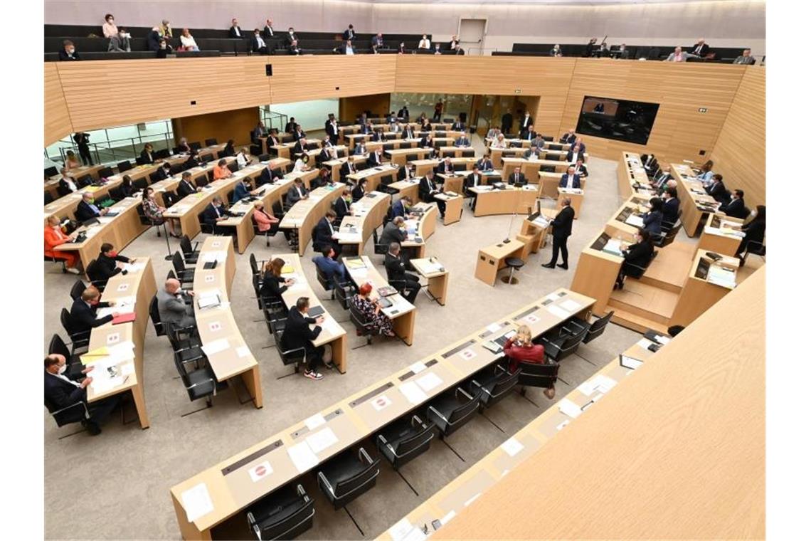 Landtag soll nicht angestrahlt werden Abgeordnete sitzen im Plenarsaal des Baden-Württembergischen Landtags. Foto: Bernd Weißbrod/dpa