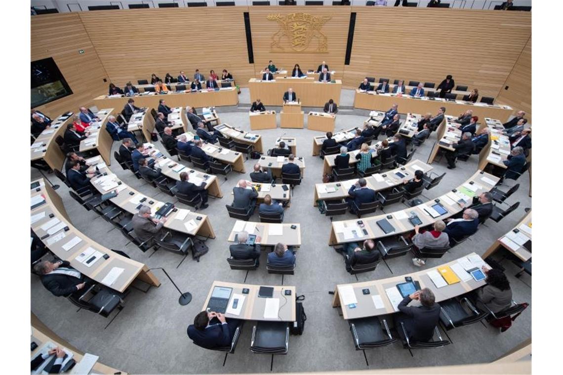 Abgeordnete sitzen im Plenarsaal des Landtags von Baden-Württemberg. Foto: Tom Weller/dpa