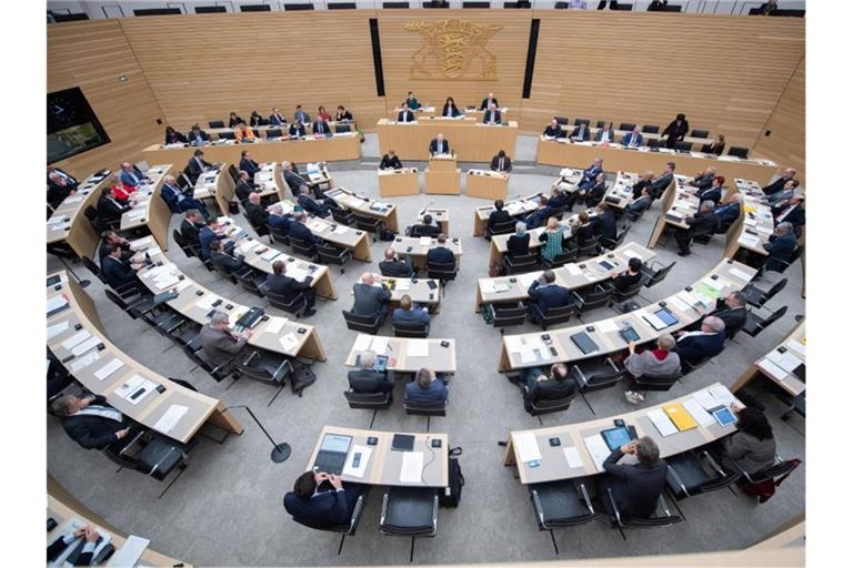 Abgeordnete sitzen im Plenarsaal des Landtags von Baden-Württemberg. Foto: Tom Weller/dpa