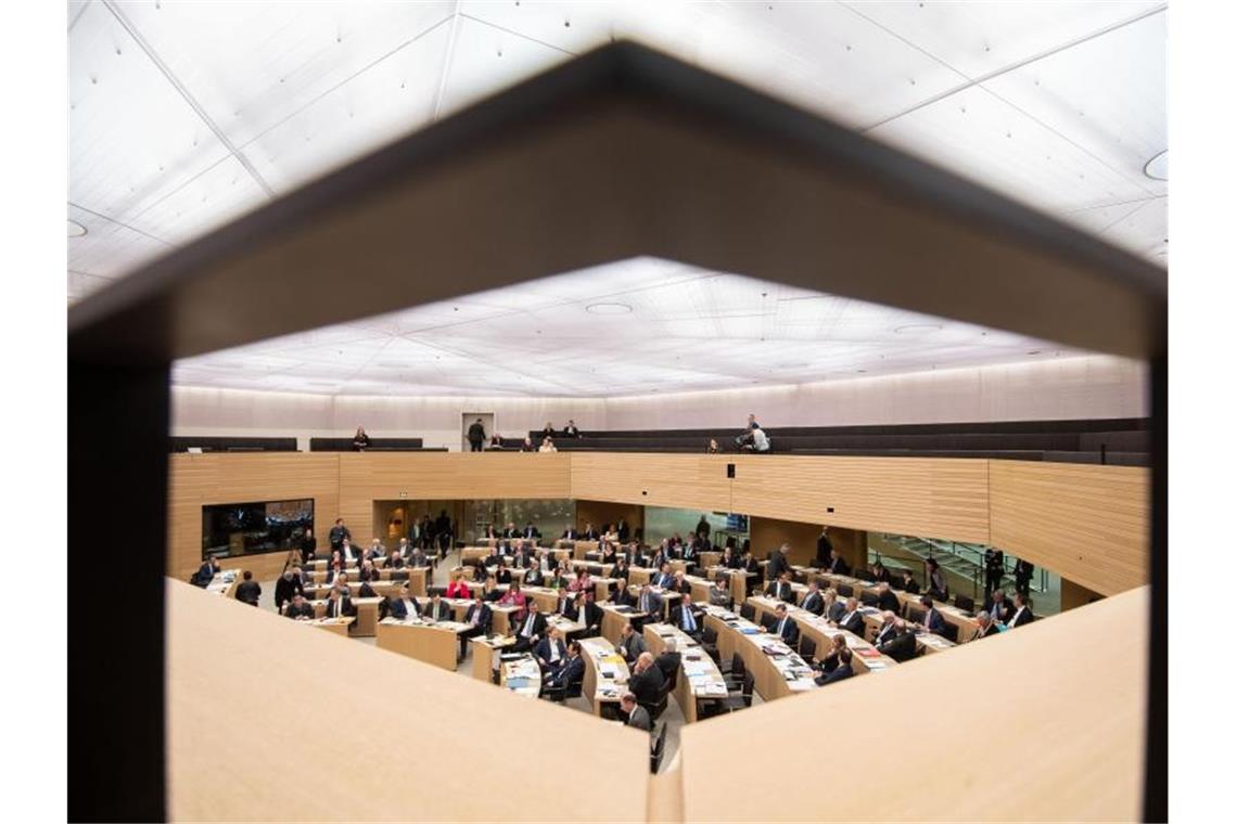 Abgeordnete sitzen im Plenarsaal des Landtags von Baden-Württemberg. Foto: Marijan Murat/dpa/Archivbild