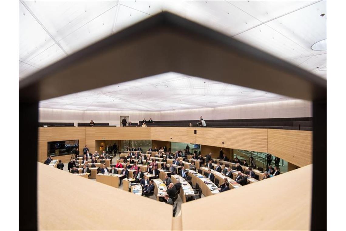 Abgeordnete sitzen im Plenarsaal des Landtags von Baden-Württemberg. Foto: Marijan Murat/dpa/Symbolbild