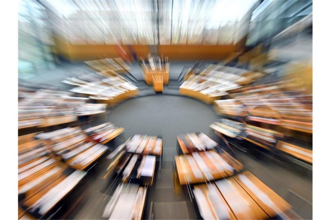 Abgeordnete sitzen im Plenarsaal des Thüringer Landtages. Foto: Martin Schutt/dpa-Zentralbild/dpa