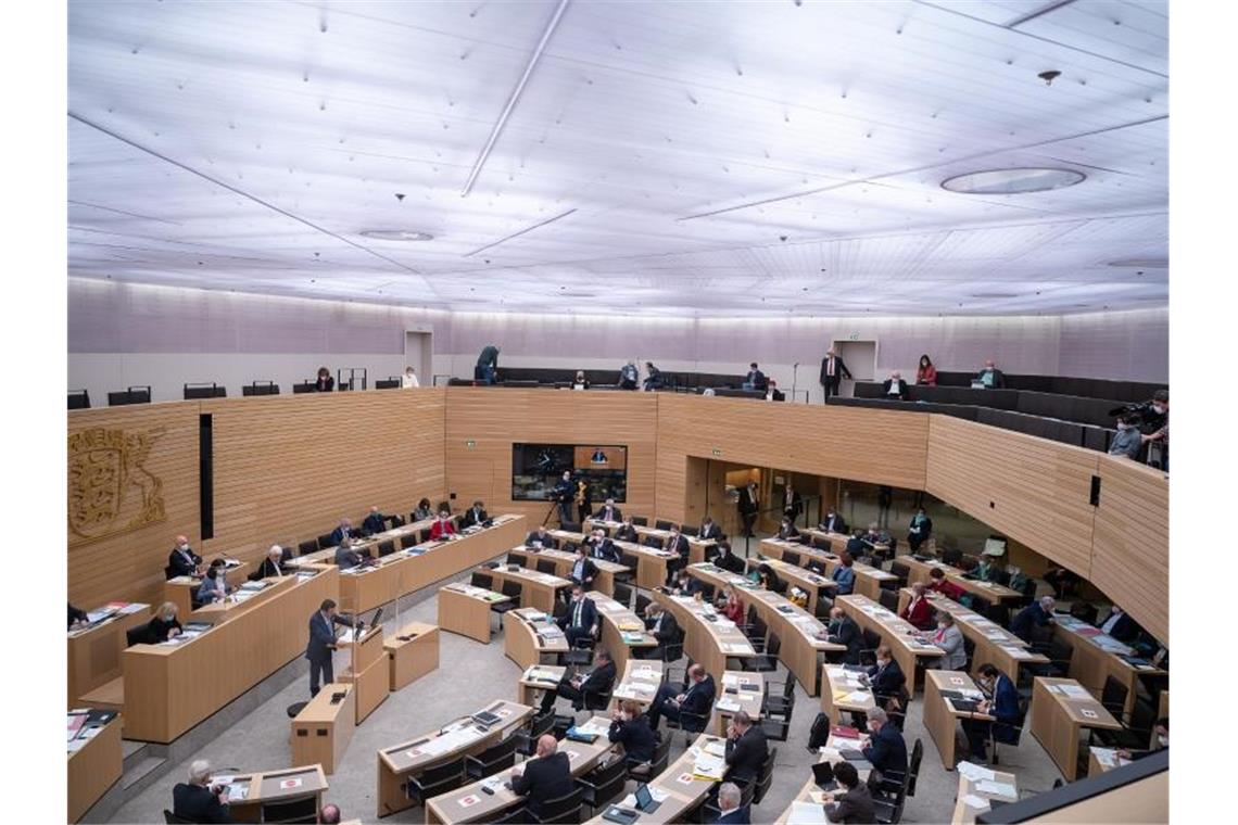 Mehr Frauen wollen in den Landtag einziehen Abgeordnete sitzen im Plenarsaal. Foto: Sebastian Gollnow/dpa/Archivibild