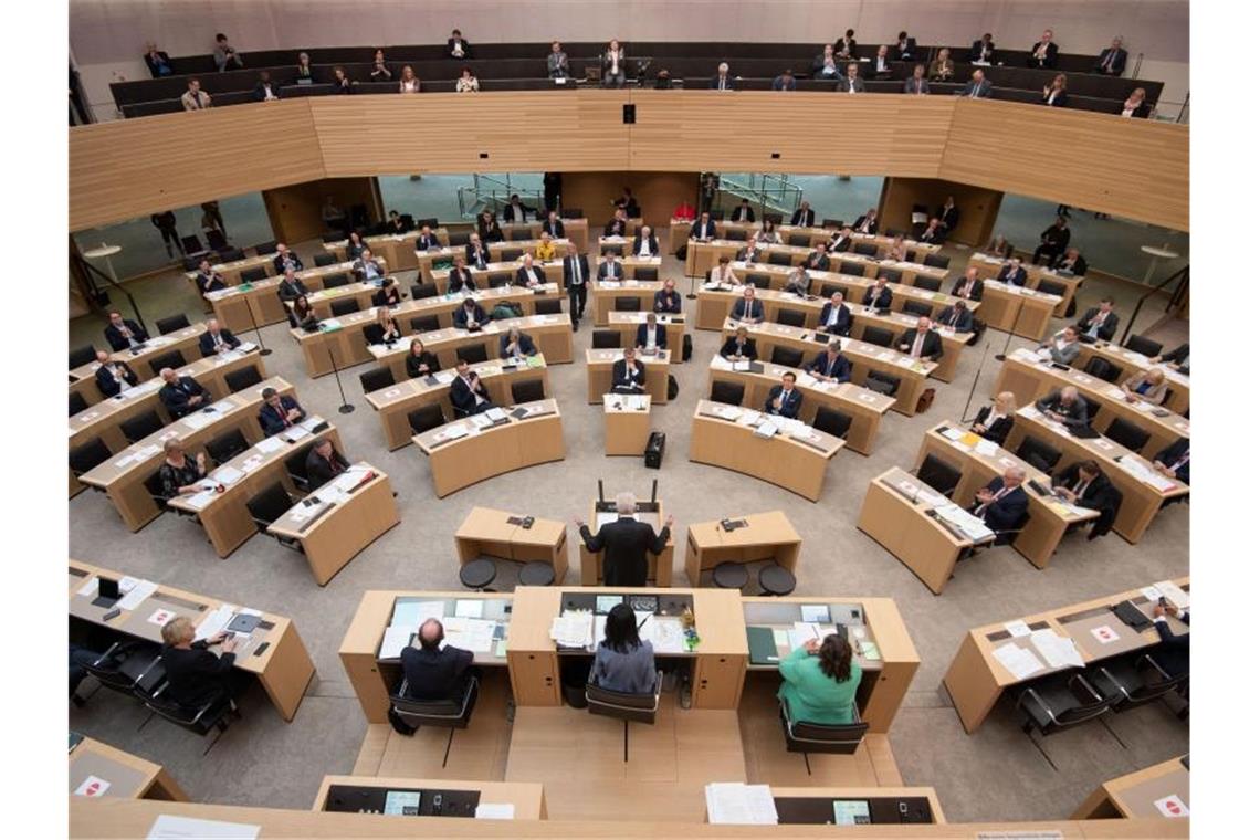 Abgeordnete sitzen im Plenarsaal des baden-württembergischen Landtags. Foto: Marijan Murat/dpa/Archivbild