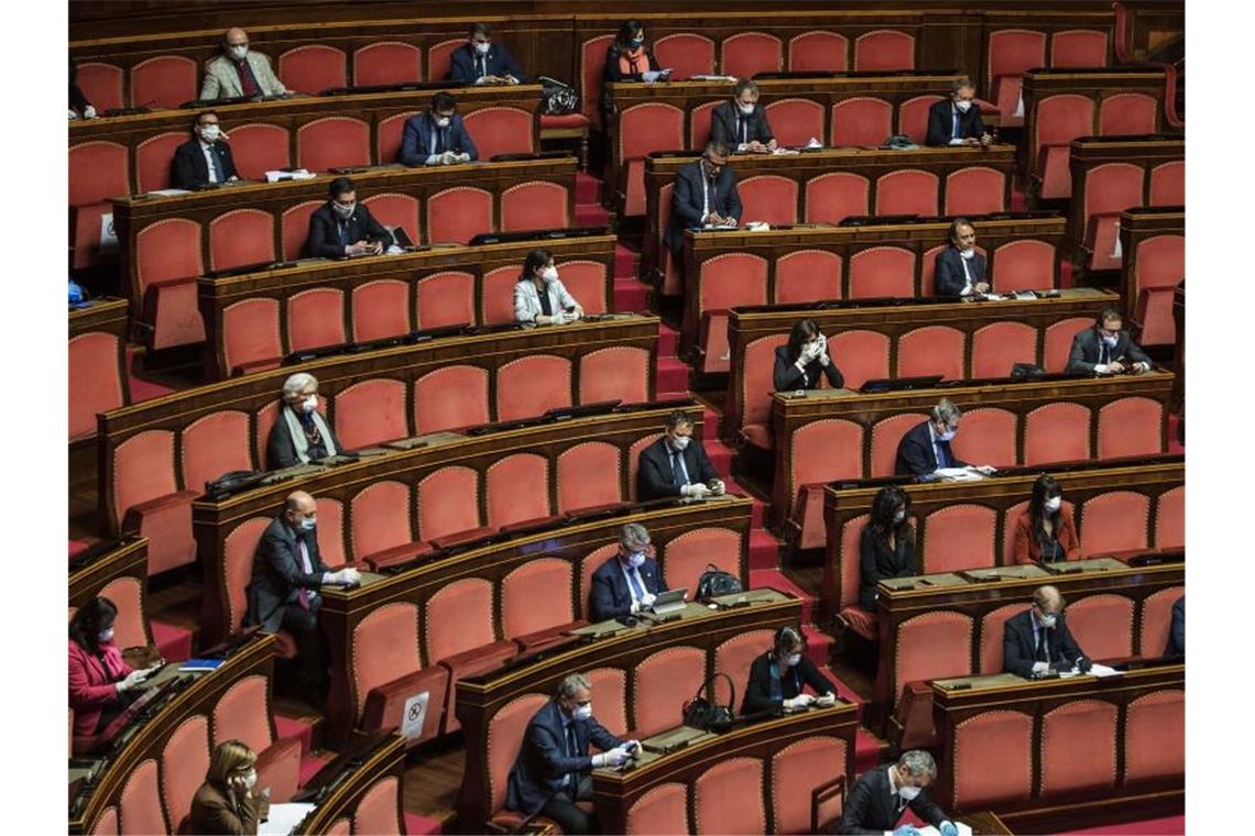 Abgeordnete sitzen unter Einhaltung eines Sicherheitsabstandes im italienischen Parlament. Foto: Roberto Monaldo.Lapress/LaPresse via ZUMA Press/dpa