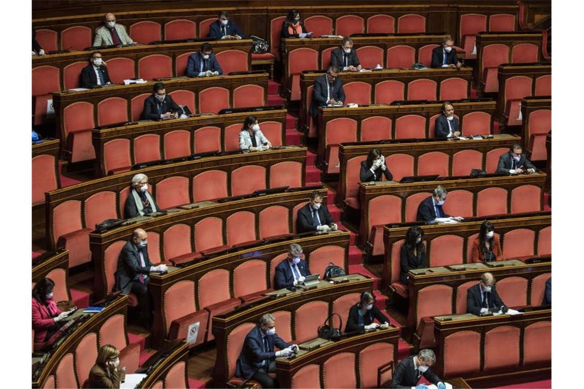 Kampf gegen Corona: Italien verlängert Ausgangsverbote Abgeordnete sitzen unter Einhaltung eines Sicherheitsabstandes im italienischen Parlament. Foto: Roberto Monaldo.Lapress/LaPresse via ZUMA Press/dpa