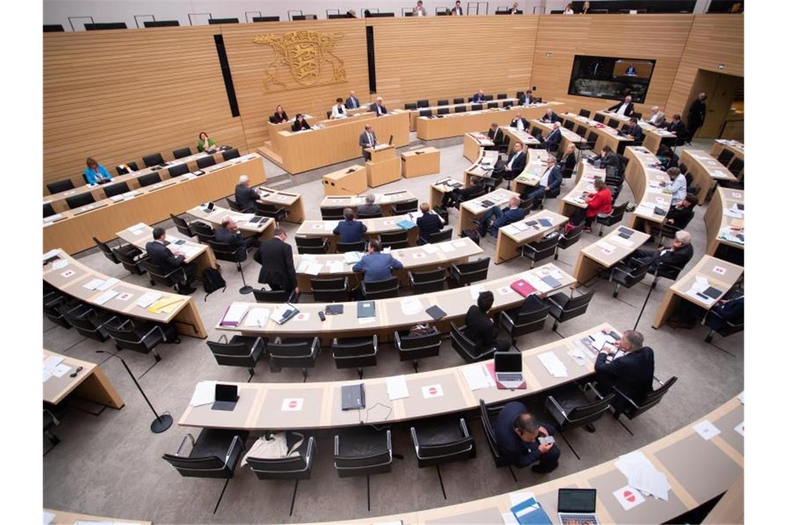 Neu gewählter Landtag im Südwesten ist jünger und diverser Abgeordnete sitzen während der 121. Landtagssitzung auf ihren Plätzen. Foto: Tom Weller/dpa/Archivbild