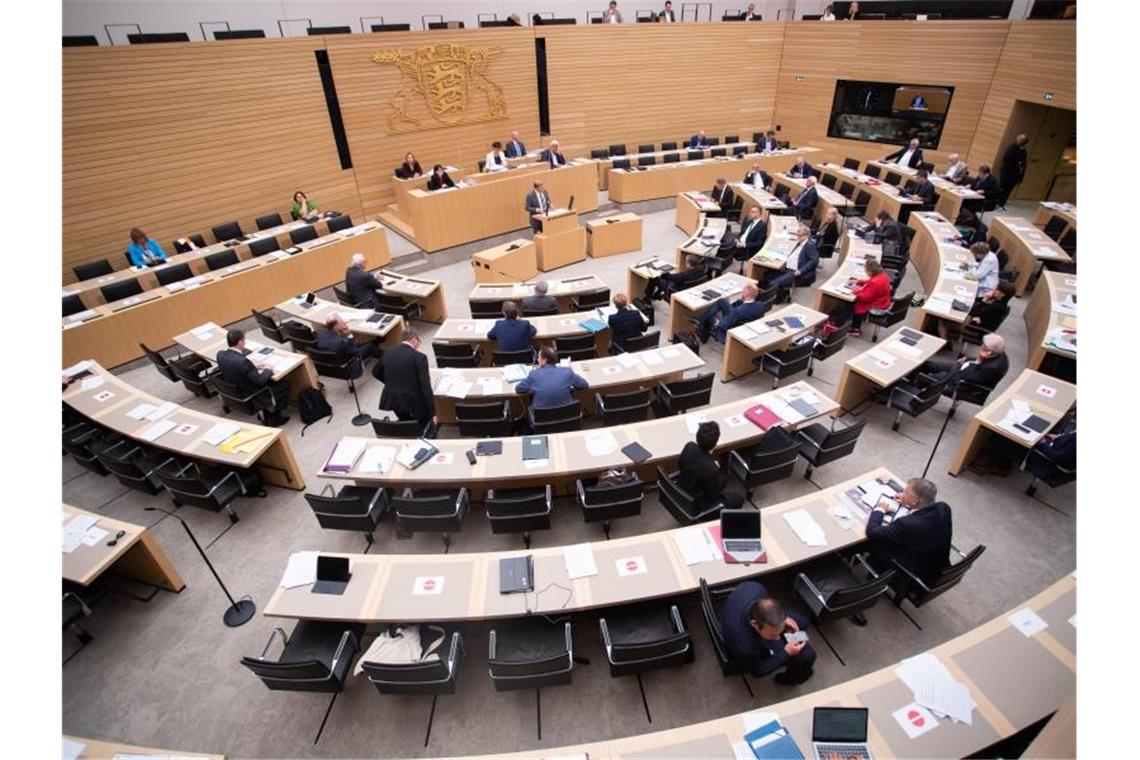 Abgeordnete sitzen während der 121. Landtagssitzung auf ihren Plätzen. Foto: Tom Weller/dpa
