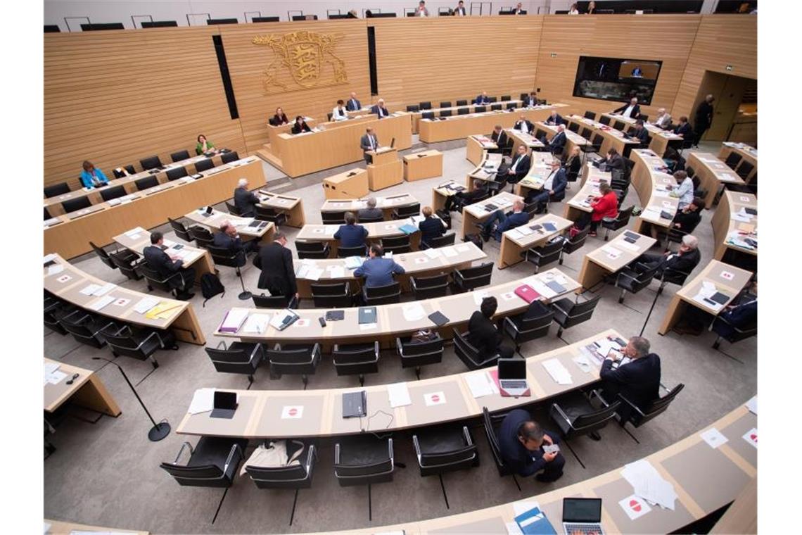 Lucha lehnt Corona-Entschädigung für Gewerbetreibende ab Abgeordnete sitzen während einer Landtagssitzung auf ihren Plätzen. Foto: Tom Weller/dpa/Archivbild
