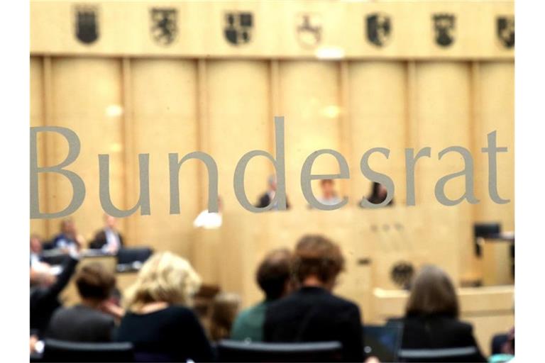 Abgeordnete sitzen während einer Sitzung im Bundesrat. Foto: Wolfgang Kumm/dpa